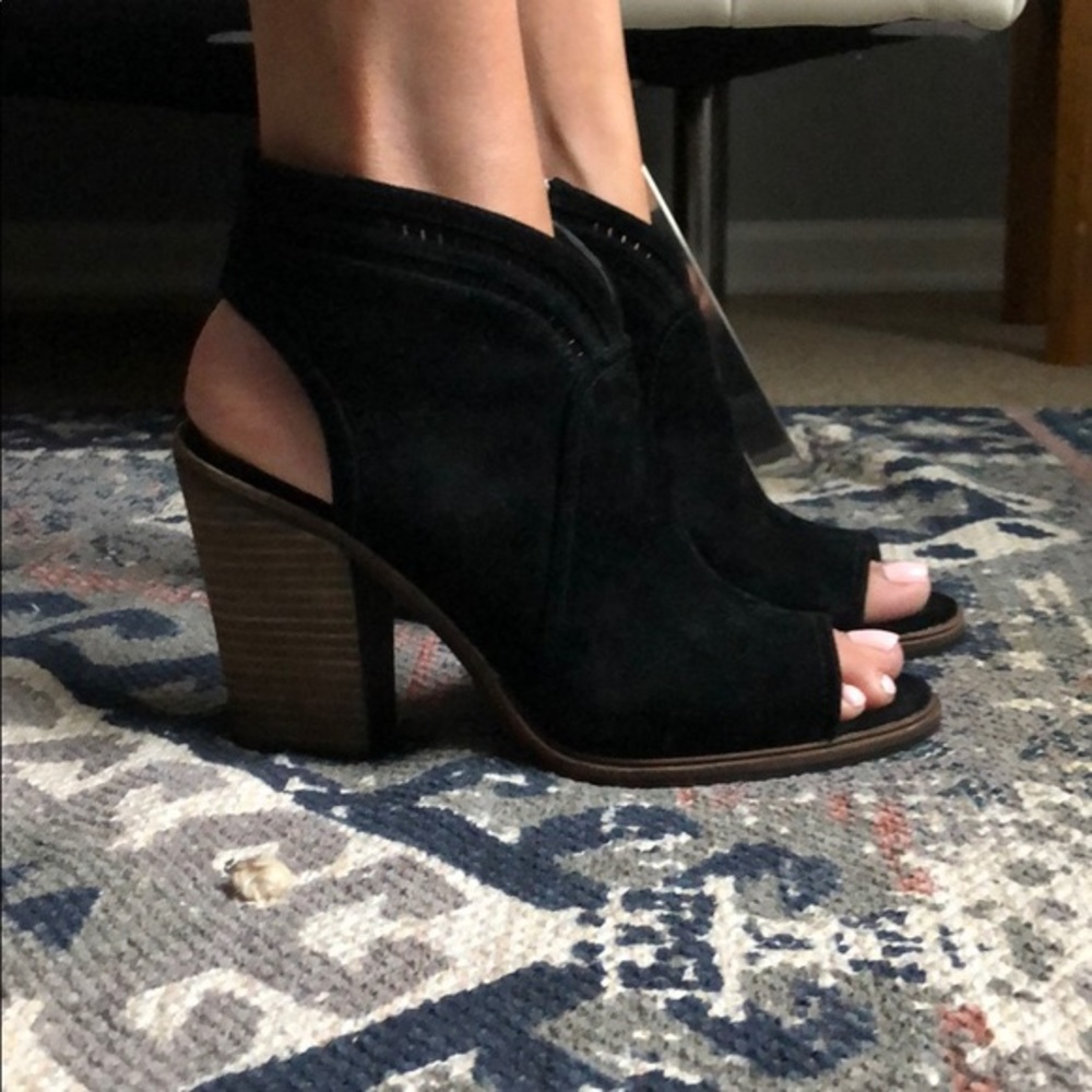 Vince Camuto Koral peep toe bootie size 7